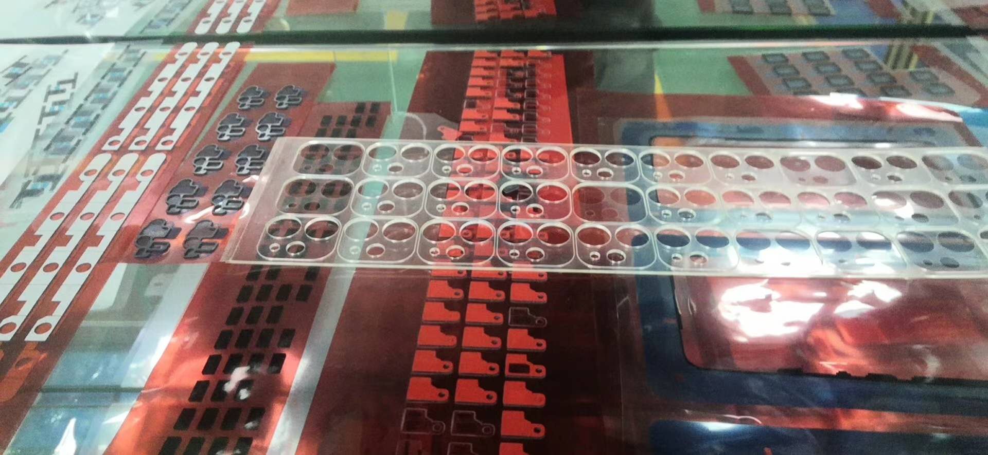 廣州蘋果12鏡頭膜激光切割機(jī)